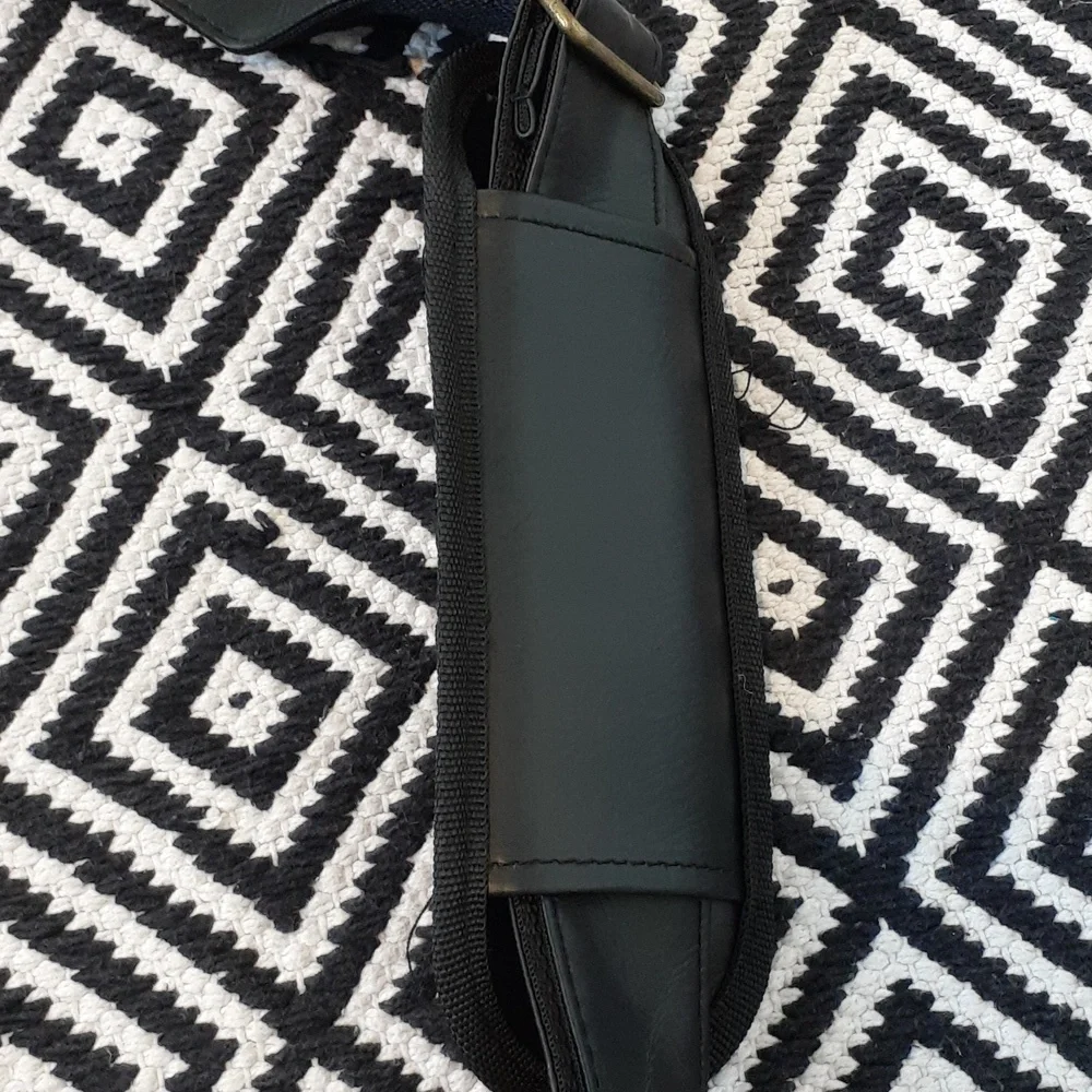 I love London black shouder large leather bag - Picture 3 of 10